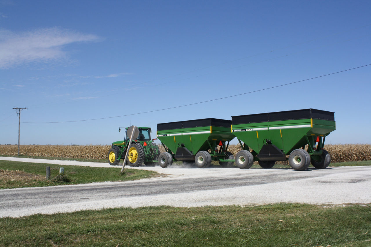 Corn Harvest - Tractor Pulling 2 Grain Carts