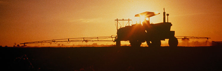 pulverizador agrícola fazendo a aplicação na lavoura