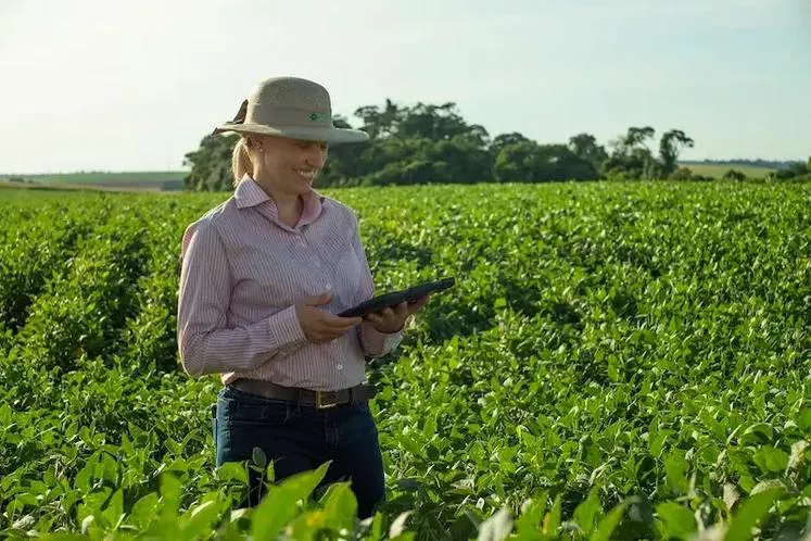 Márcia Piati, produtora rural em sua lavoura de soja, no Oeste do Paraná