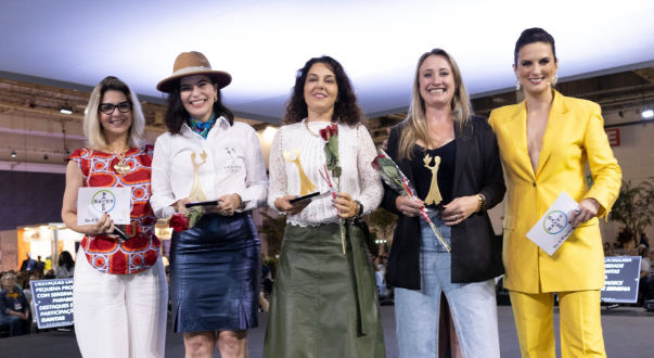 As vencedoras da categoria Pequena Propriedade no Prêmio Mulheres do Agro 2023. Da esq. para dir.: Sergina Dantas (Sebrae-RN), Rossana Aboud (2º lugar), Ana Paula Curiacos (1º lugar), Alessandra Barth (3º lugar) e a mestre de cerimônias Pryscilla Paiva 