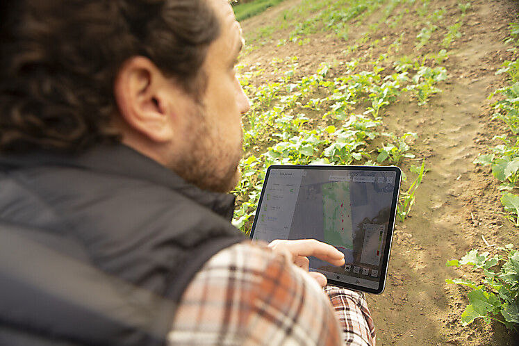 homem mexendo no tablet