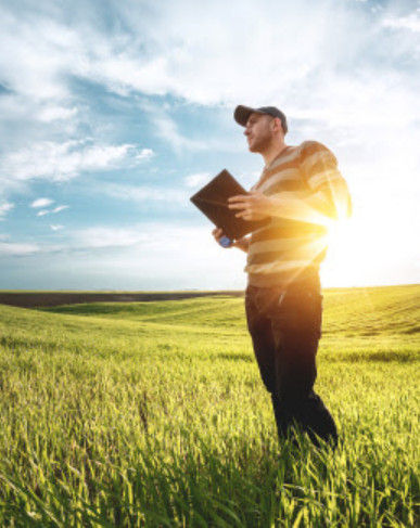 agricultor en el campo con una tableta