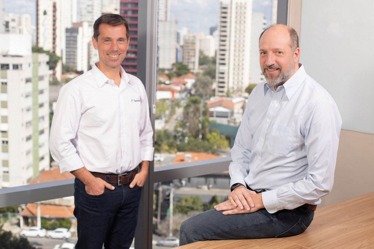 dois homens sentado na mesa
