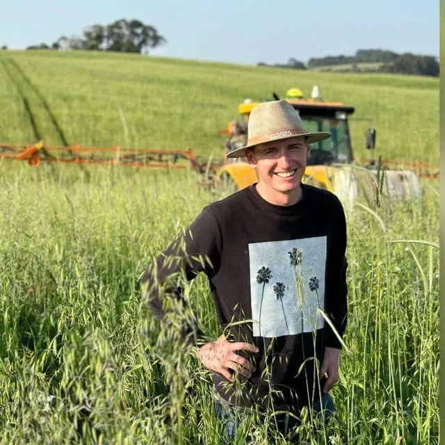 O resultado desse nosso experimento comprova que aplicar herbicida específico no controle do azevém vale a pena, considerando que o custo do produto é de menos de 2 sacas de trigo por hectare.”   Alisson Ruthes, engenheiro agrônomo e produtor rural
