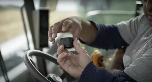 Dispositivo FieldViewTM Drive é conectado ao equipamento, coletando dados durante a operação