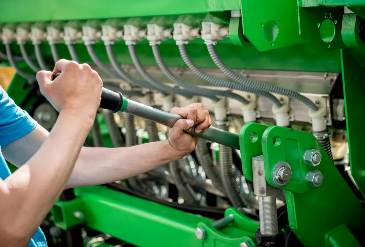 Não deixe para fazer a manutenção preventiva de máquinas agrícolas perto demais das atividades no campo. Assim, você evita atrasos nas operações.