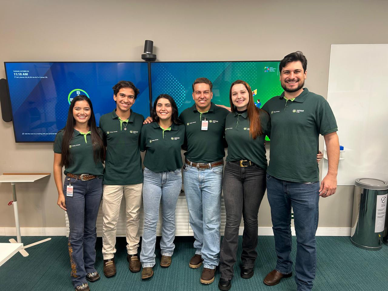 Os seis jovens selecionados e reconhecidos na cerimônia realizada na sede da Bayer,