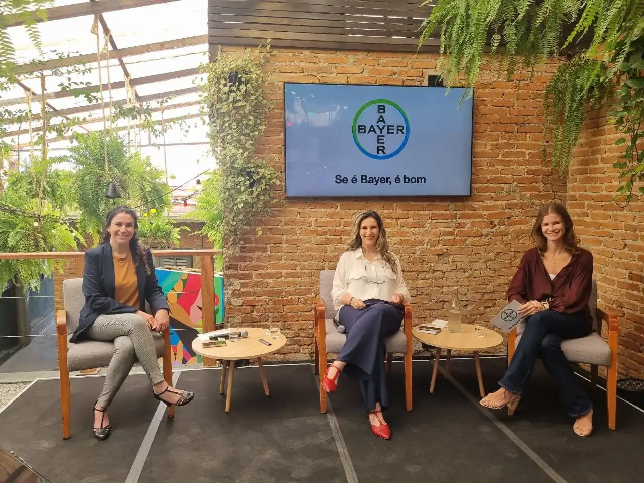 Da esquerda para a direita: Rebeca Gharibian, sócia e diretora geral da Quiddity, Daniela diretora da Comunicação da divisão agrícola da Bayer e Marina Menin, diretora do Negócio de Carbono da Bayer para a América Latina.