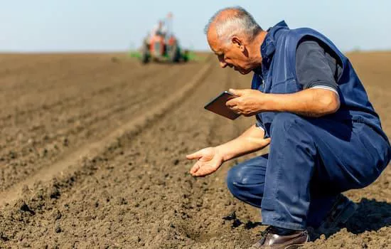 Produtor analisa os mapas de plantio com apoio do tablet.