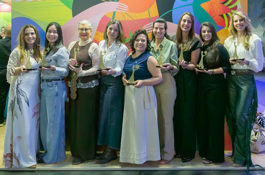 Da esquerda para a direita: Lucivanda Fernandes Siqueira, Fabiane Kiyoko Shimokomaki, Maria Helena da Silva Monteiro, Naiara Kasmin de Oliveira, Dalilla Carvalho Rezende, Cláudia Carvalho Calmon de Sá, Juliana Basso, Rhaissa Martins Gustin e Flávia Strenger Garcia Cid