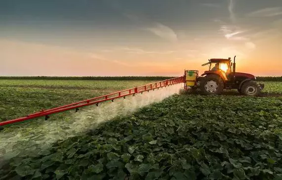 Trator pulverizando na plantação, capa do conteúdo sobre funcionalidades da agricultura digital para defensivos