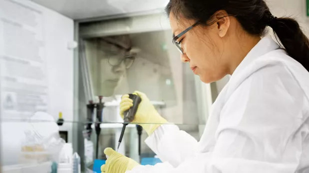 Hong Thanh Nguyen preparing a thorium-labeled antibody conjugate.  Die Thorium behandelten Antikörper wurden einem Stresstest mit unterschiedlichen Temperaturen ausgesetzt. Forschungslabor der Bayer Thorium Research in Oslo, Norwegen, 19.8.2015