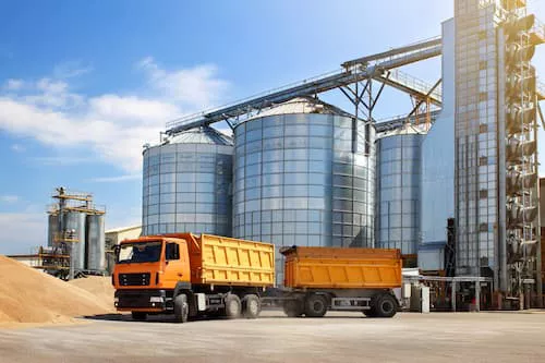 Caminhão usado para o transporte de grãos até o armazenamento no silo de soja