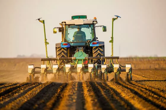 Máquina realiza o plantio de soja: operação pode ser acompanhada em tempo real por softwares de agricultura digital