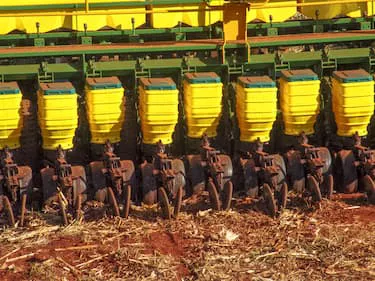 Plantadeira abre os sulcos para a semeadura da soja: agricultura digital permite identificar falhas na operação como embuchamento da máquina ou profundidade de plantio inadequada