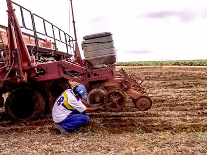 Operador interrompe a operação de plantio para fazer ajustes no equipamento   