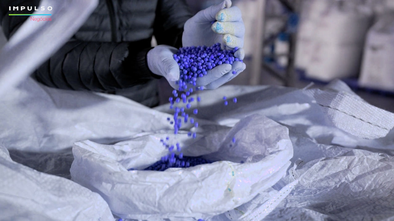 Realizado por empresas especializadas e autorizadas, o Tratamento de Sementes Industrial é totalmente mecanizado e altamente eficaz, com inúmeras vantagens ao produtor