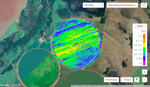 Imagem de um campo circular visto de cima, colorido, indicando a velocidade da colheita 